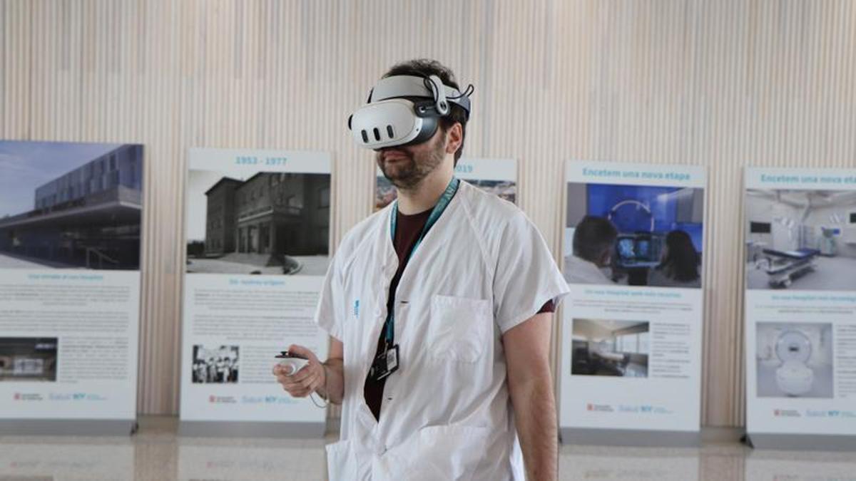 Un profesional del Hospital de Viladecans, sumergido en la experiencia de realidad virtual para conocer la historia del centro.