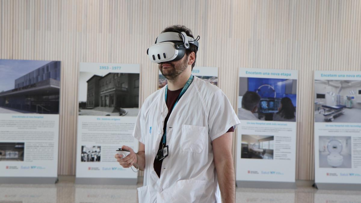 Un profesional del Hospital de Viladecans, sumergido en la experiencia de realidad virtual para conocer la historia del centro.
