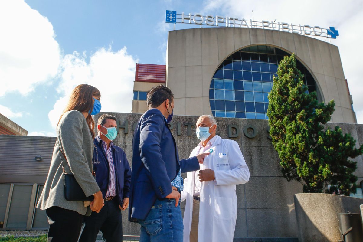 Una visita institucional al Hospital do Salnés, con el gerente del área sanitaria y el delegado de la Xunta.