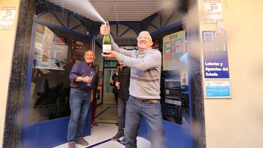 Fiesta en la administración de Biar que ha vendido íntegramente el tercer premio de la Lotería de Navidad