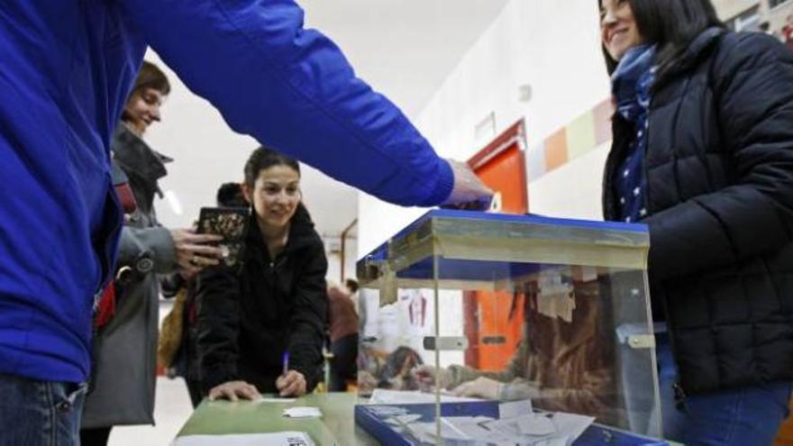 Catalá frustra a miles de familias que le acusan de dar la jornada continua a dedo