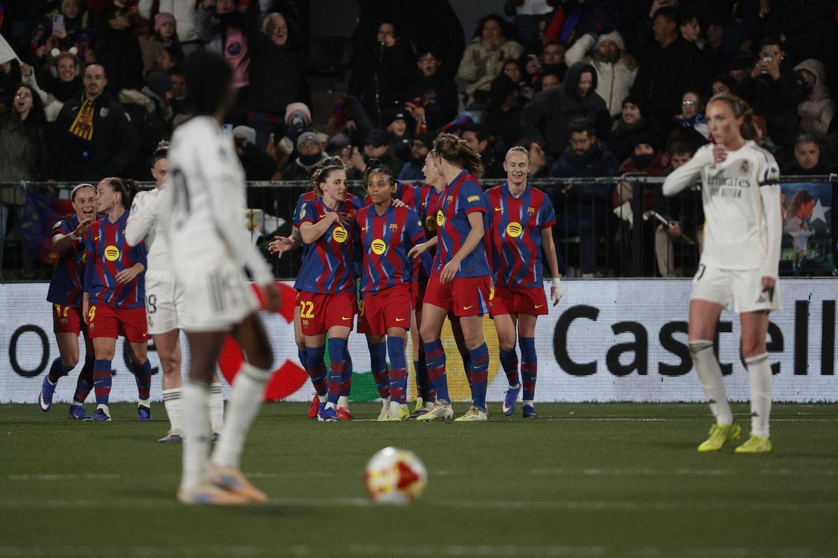 Las jugadoras del FC Barcelona celebran el primer gol durante el encuentro correspondiente a la final de la Supercopa de España que disputan hoy sábado FC Barcelona y Real Madrid en el estadio Castalia de Castellón.