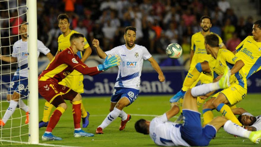 Jugada de ataque del Tenerife en el partido del pasado sábado ante la UD Las Palmas. El equipo de Aritz López Garai solo ha marcado en un encuentro de esta temporada.