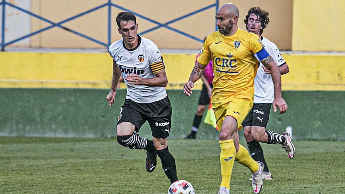 Chechu controla el balón durante un instante del partido de ayer. | TONY SEVILLA