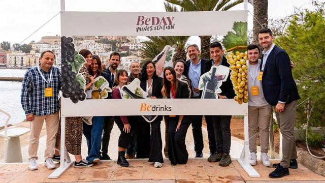 Foto de familia en la celebración del Beday, en el Restaurante Náutico Ibiza. | | BEDRINKS
