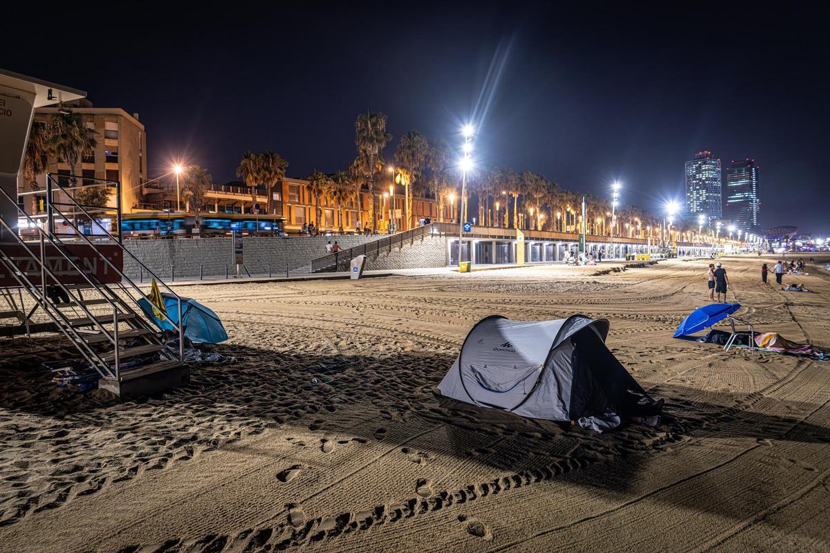 Refugio nocturno: Barcelona se refresca y descansa en sus playas durante las noches calurosas