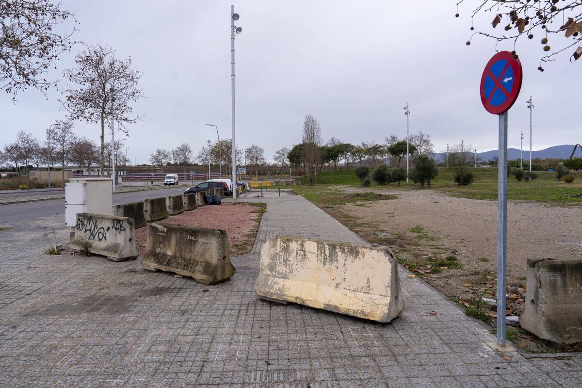 Instalaciones de la empresa aparc&go en las inmediaciones del aeropuerto de El Prat. El sector reclama mayor control ante la proliferación de parkings ilegales en la zona.