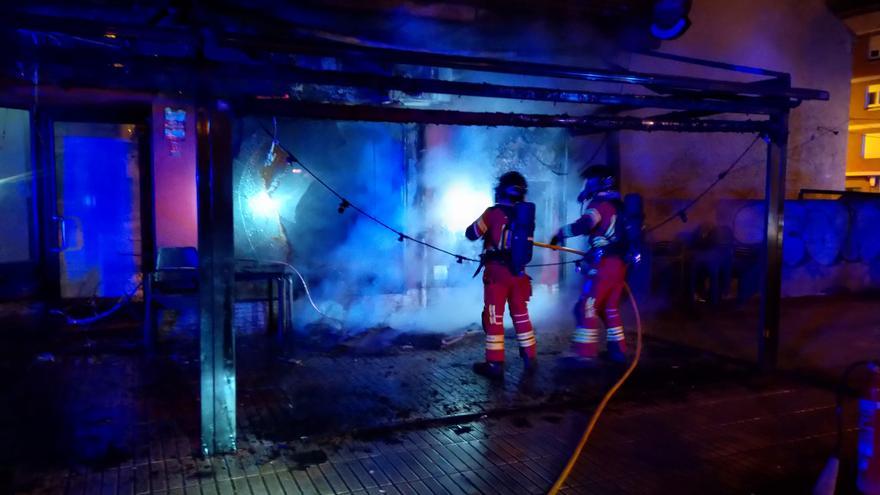 Los bomberos de Ponferrada sofocan un incendio en un bar que podría ser intencionado