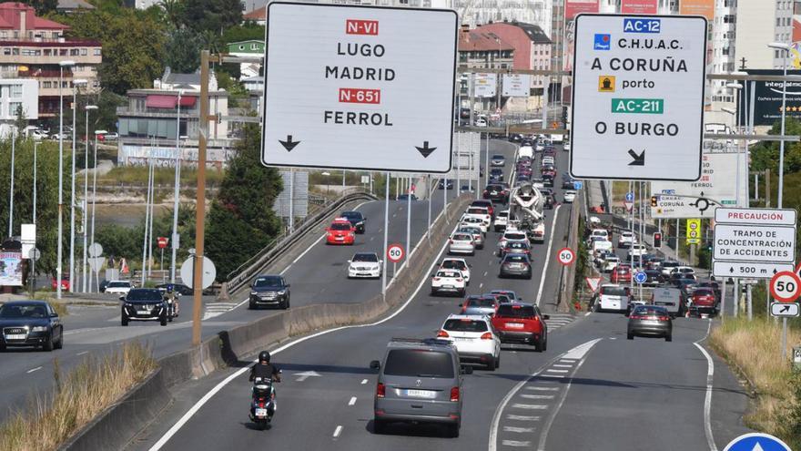 Vehículos circulan por A Pasaxe.   | // VÍCTOR ECHAVE