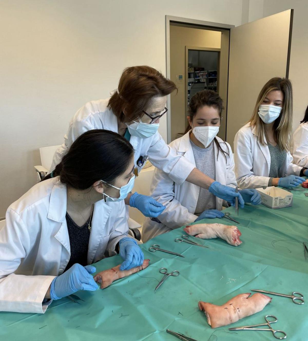 Talleres con reconocimiento. Cursos de suturas quirúrgicas, reanimación, exploraciones neurológica, electrocardiograma... El Chuvi ofrece a los estudiantes un completo programa de actividades en la sala de simulación desde hace tiempo. Este año, ha conseguido que la USC lo acredite como programa docente, concediéndole dos créditos, un reconocimiento o puntuación tanto para alumnos como para docentes. En la imagen, el taller de suturas impartido por Pilar Fernández Eire.