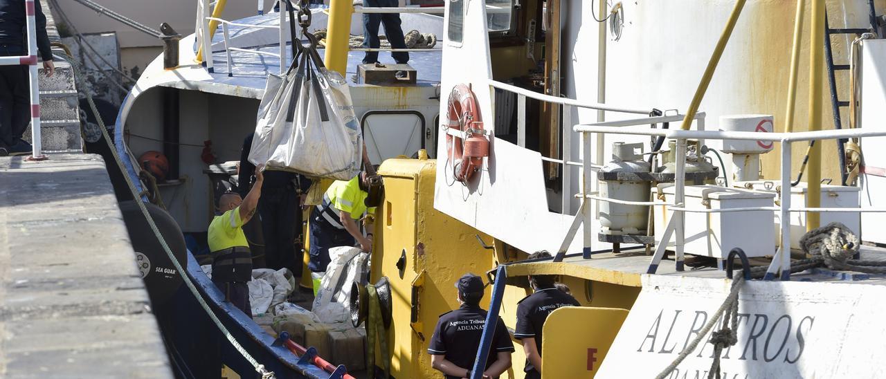 El &#039;Albatros Guard Vessel&#039;, en el Puerto de Las Palmas durante la descarga de la droga.