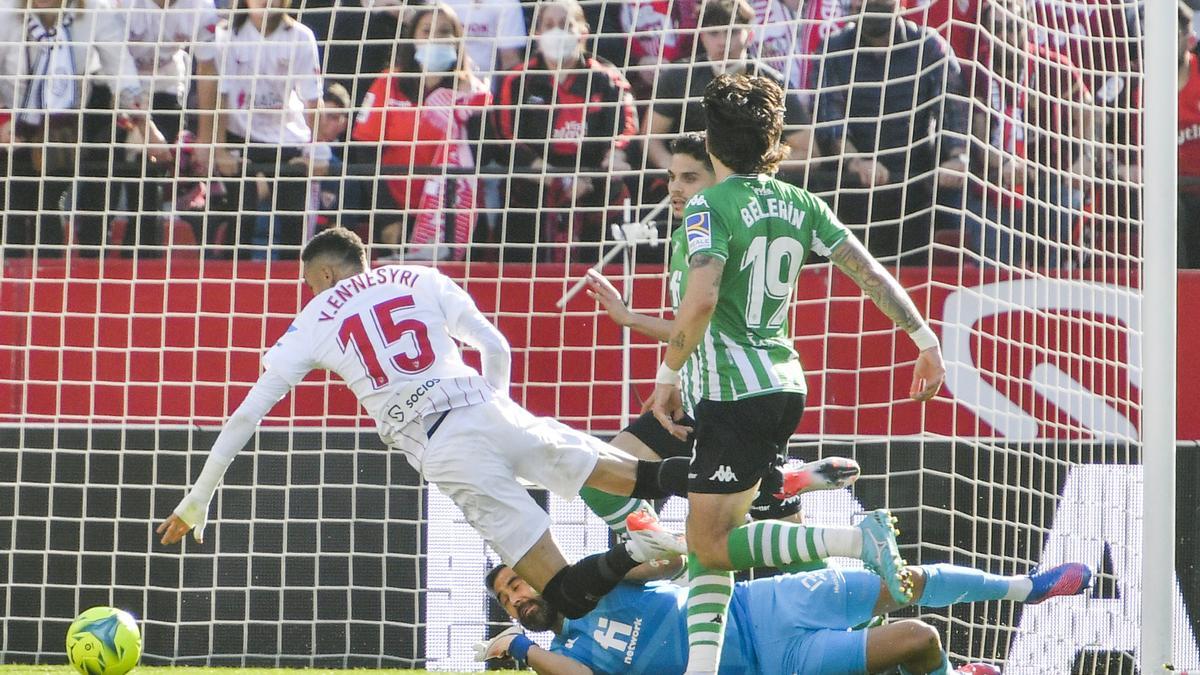 Bravo hace penalti al delantero del Sevilla En-Nesyri durante el partido de la jornada 16 de Liga en el estadio Ramón Sánchez Pizjúan.