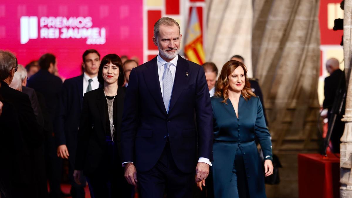 Entrada del rey Felipe VI a La Lonja para asistir a la entrega de los premios Jaume I.