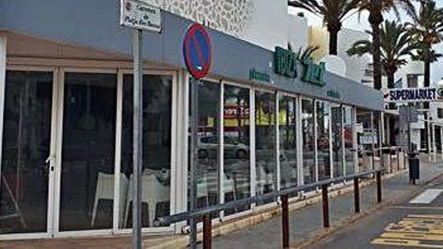 La avenida principal de Platja d&#039;en Bossa permanece con la mayoría de establecimientos cerrados.