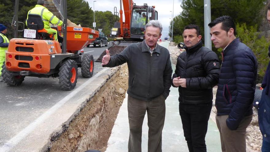 El alcalde visita las obras junto a los ediles de Urbanismo y Deportes