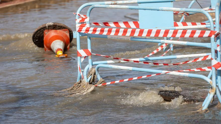 Las lluvias desbordan la red de saneamiento y llenan de aguas fecales el barranco de las ovejas y las calles de San Gabriel