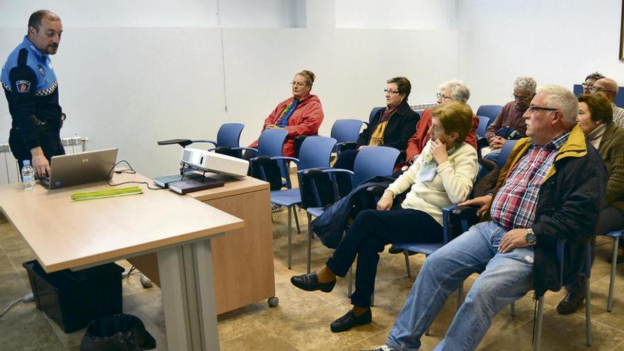 El policía encargado del Departamento de Seguridad Vial, José Vidales, durante la charla de ayer.