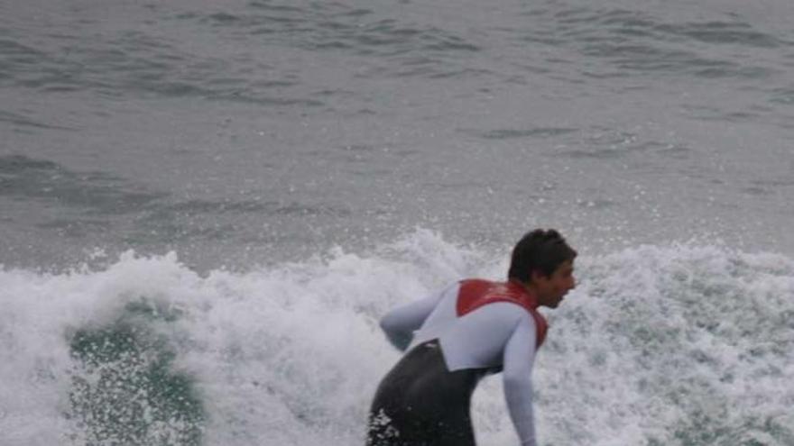 Un surfista en Tapia. | t. cascudo