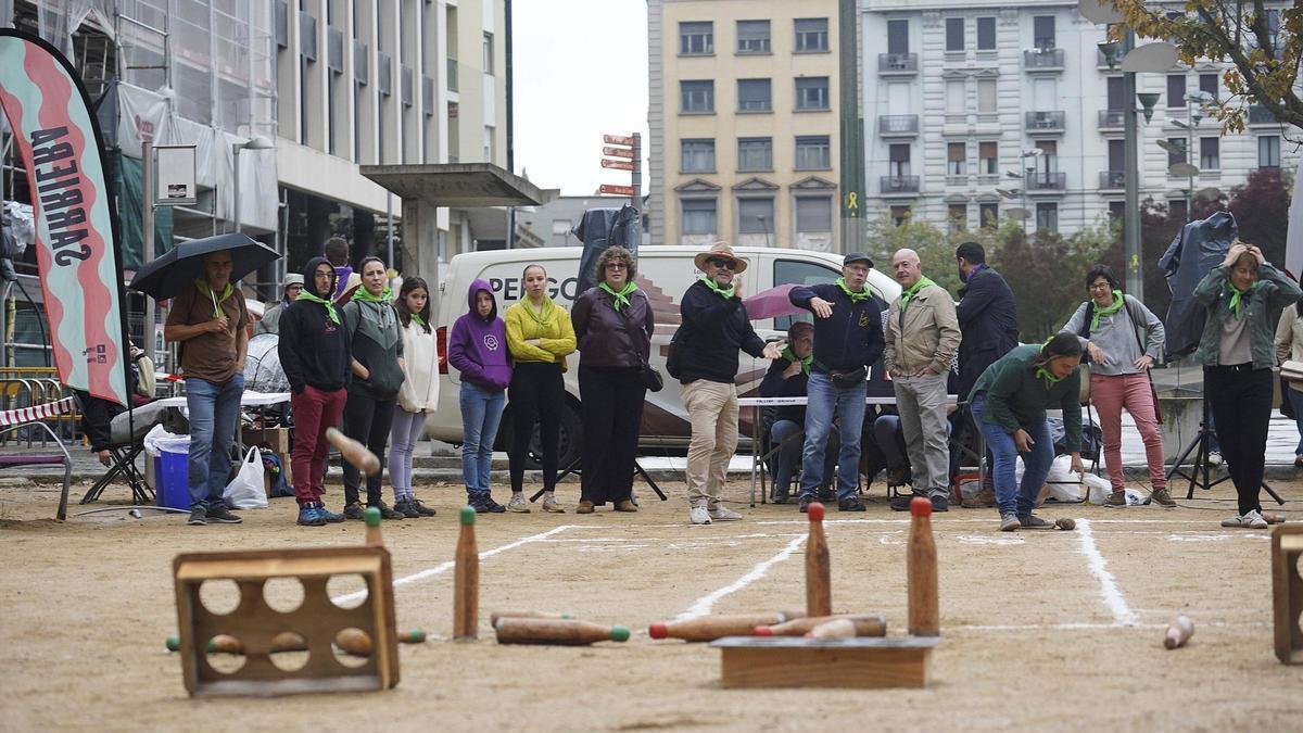 El Campionat de Bitlles Catalanes és un dels actes tradicionals del 29 d'octubre a Girona.
