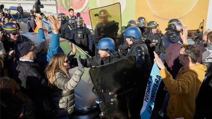 La Policía francesa avisa a los independentistas de que empleará la fuerza si no despejan la vía