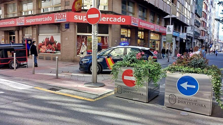 Un vehículo policial entre bolardos en Pontevedra.