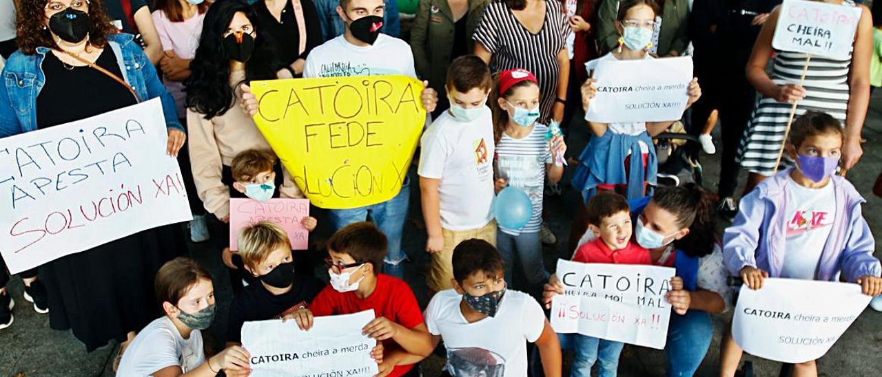 Asistentes a la concentración de protesta desarrollada ayer en Catoira.