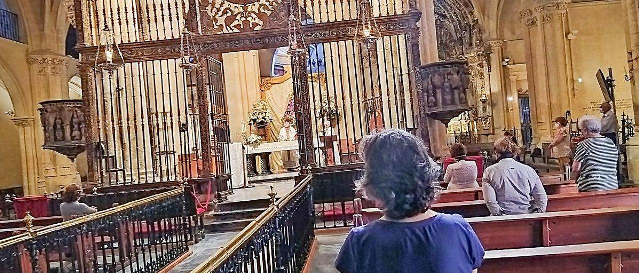 La Catedral de El Salvador, en Orihuela, abierta ayer al público, reinició las celebraciones.