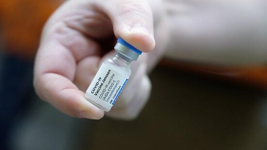 Una mà subjectant un vial de la vacuna de Janssen