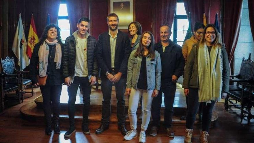 La recepción del alcalde a los alumnos del Cotarelo. // Iñaki Abella