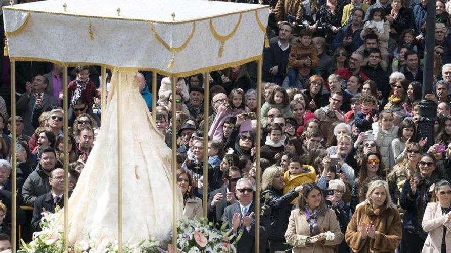 La Virgen tras ser despojada del manto negro al encontrarse con Jesús Resucitado en la Plaza Mayor.