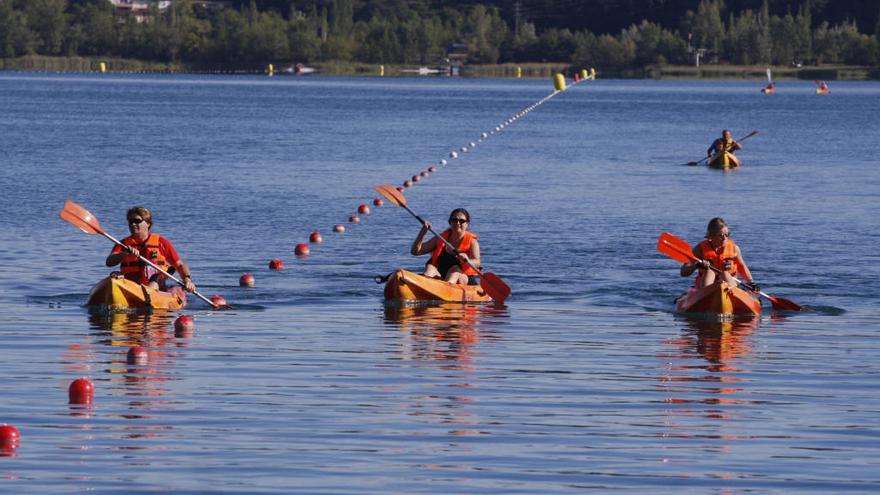 Fent piragüisme a l&#039;estany de Banyoles