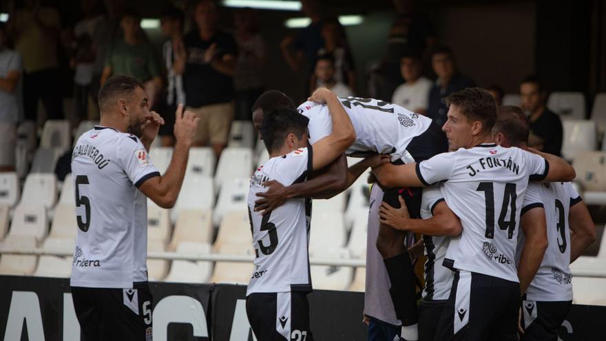 Los jugadores del FC Cartagena celebran un tanto en el Cartagonova. | LOYOLA PÉREZ DE VILLEGAS