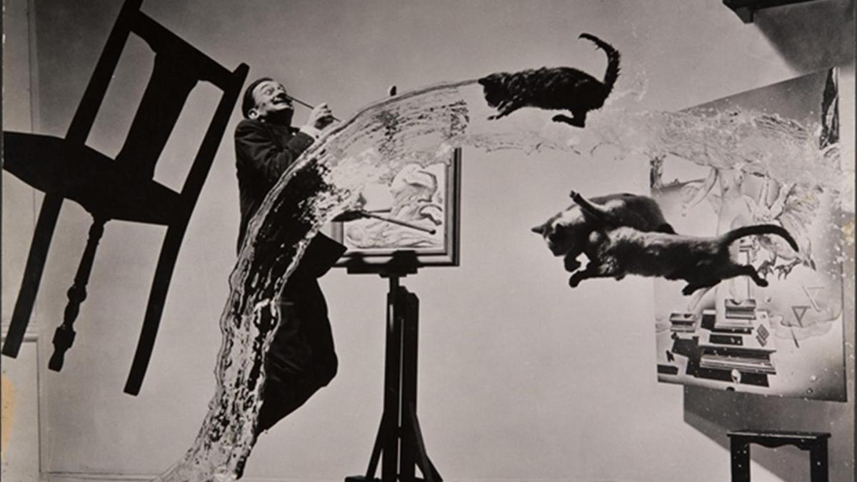 'Dalí atomicus', imagen tomada por Philippe Halsman en 1948, que forma parte de la exposición '¡Sorpréndeme!, en CaixaForum.