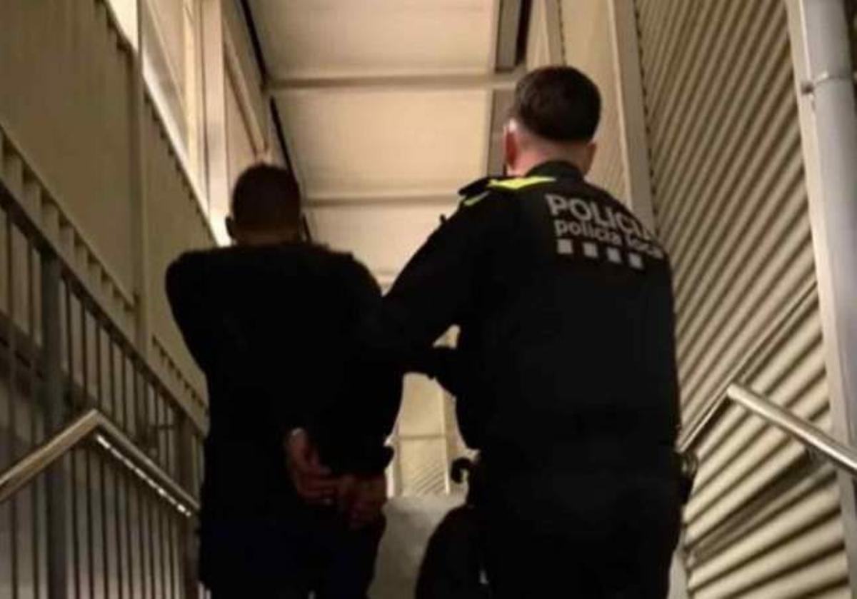 Imatge dels agents amb el sospitós detingut