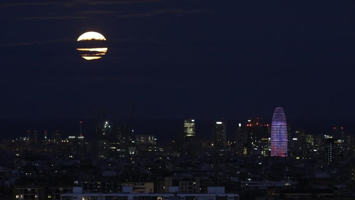 Las nubes en el cielo de Barcelona no han permitido ver la superluna en su plenitud.