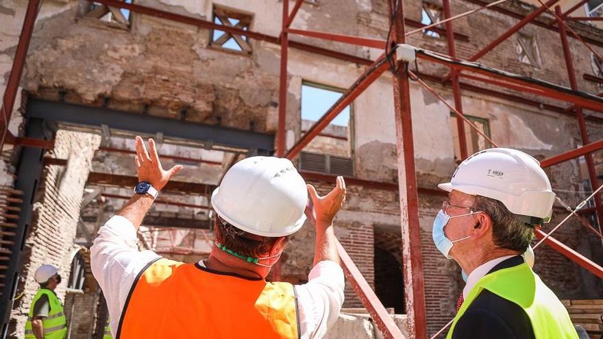 Un técnico explica al alcalde el avance de las obras.