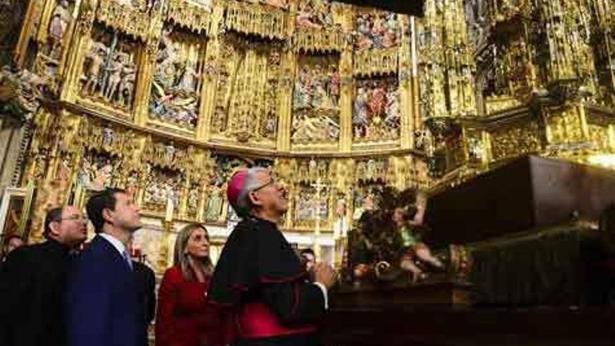 El arzobispo, en primer término, contempla la Custodia.