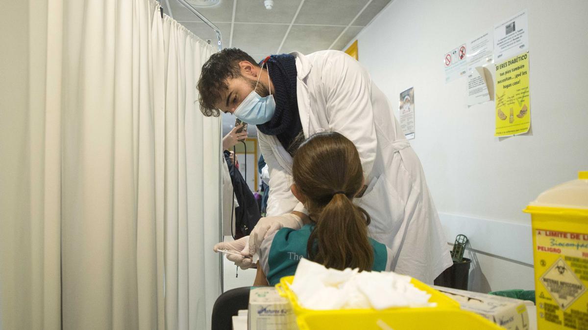 Un enfermero vacuna a niña en el centro de salud Seminario, en Zaragoza