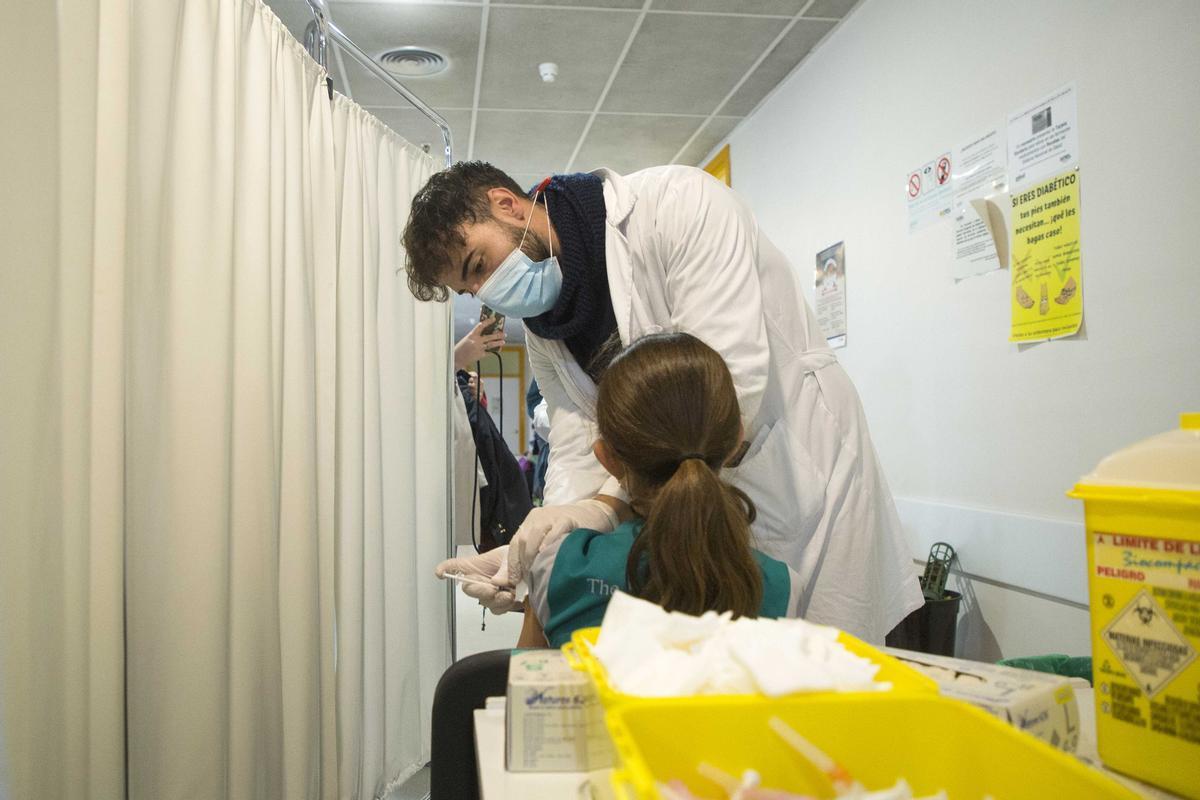 Niños y niñas se vacunan en el centro de salud Seminario (Zaragoza)