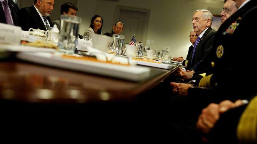 Los titulares de Defensa de Israel, Avigdor Lieberman (izquierda) y Estados Unidos, James Mattis, se miran durante una reunión con sus equipos, ayer, en el Pentágono. // Reuters