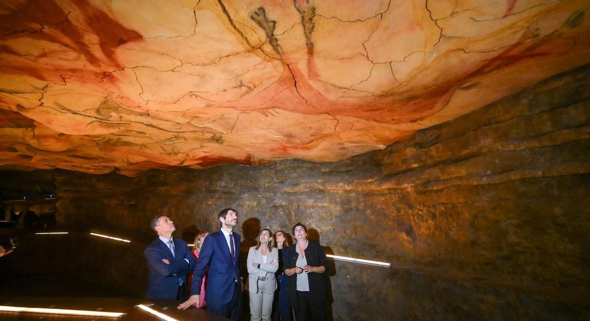 El ministro de Cultura, Ernest Urtasun, y otras autoridades, durante una visita al Museo Nacional y Centro de Investigación de Altamira, en Santillana del Mar (Cantabria).
