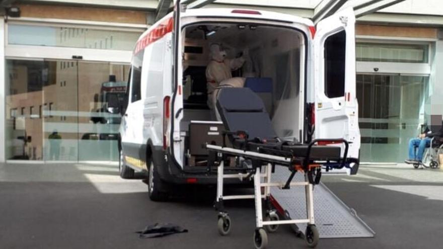 Una de las ambulancias utilizadas para el traslado de pacientes con coronavirus.