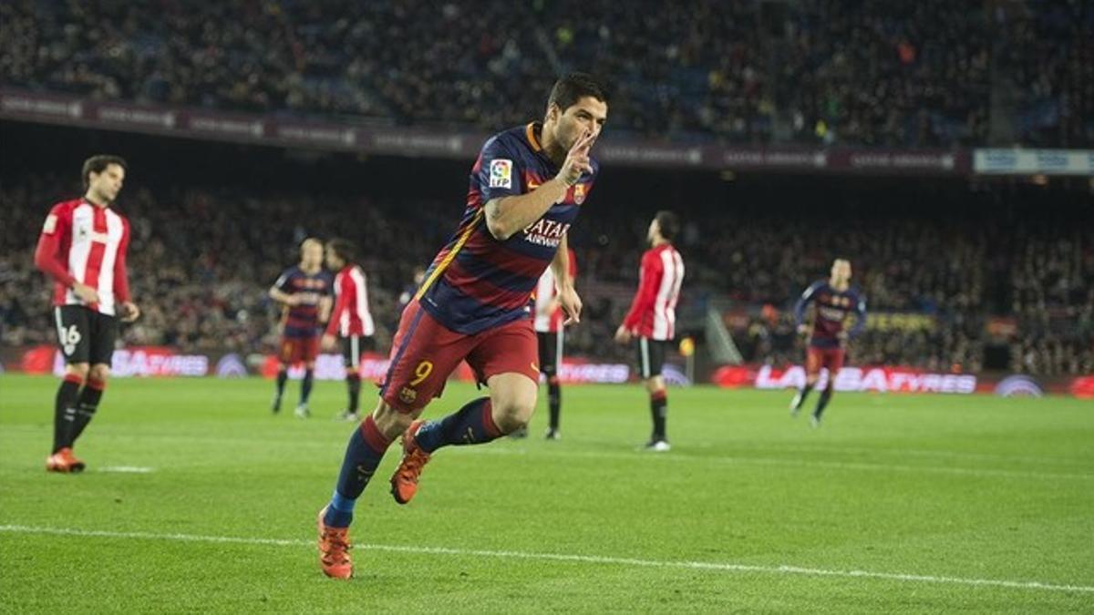 Suárez celebra el primero de sus tres goles que marcó al Athletic en la Liga en el Camp Nou.