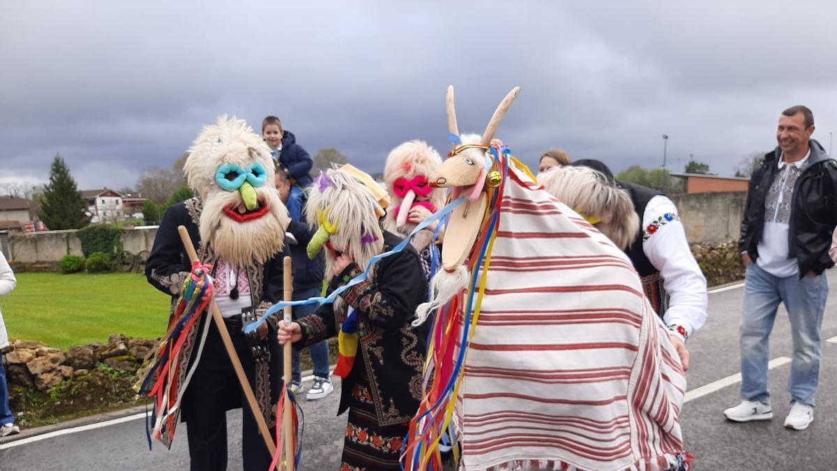 Desfile de mazcaraos en Valdesoto