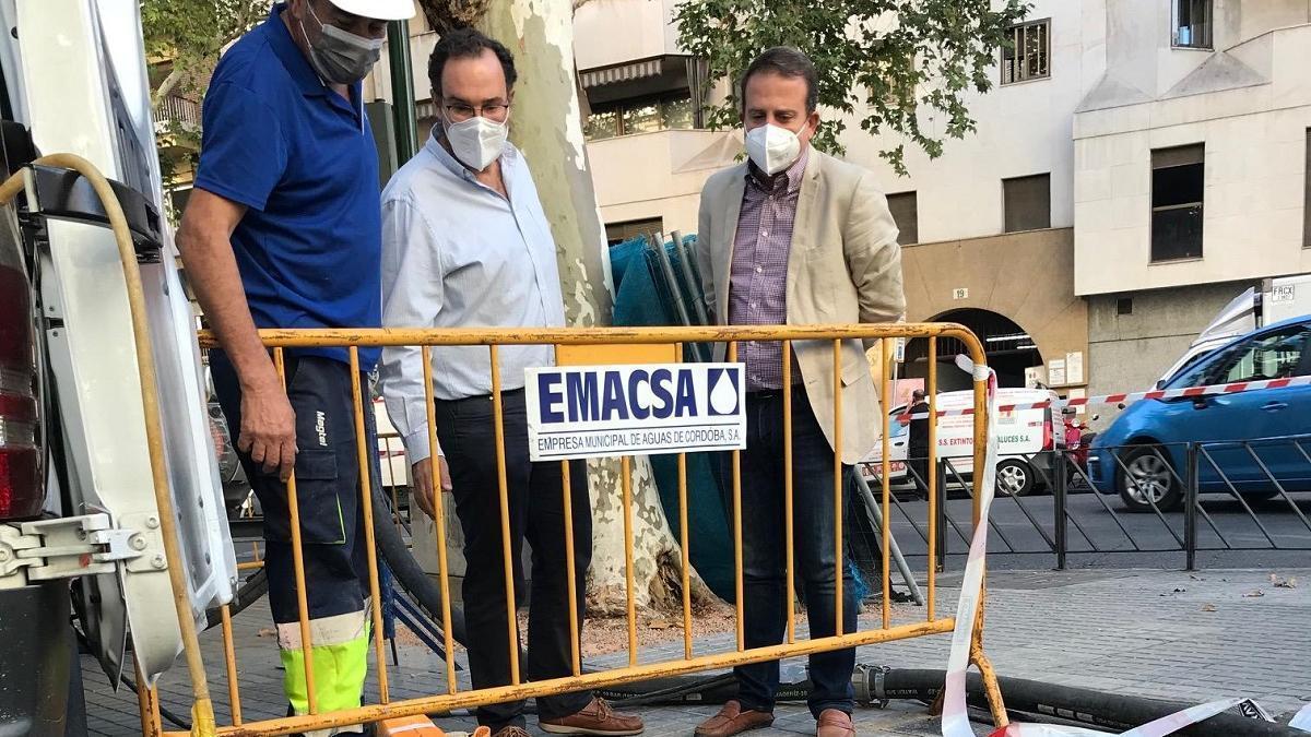 Obras de Emacsa en el colector de la avenida Gran Capitán.