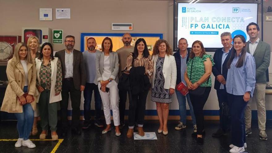 La directora xeral de FP, Eugenia Pérez, 6ª por la dcha., con docentes, empresarios y técnicos en el encuentro del Plan Conecta FP en Ribeira