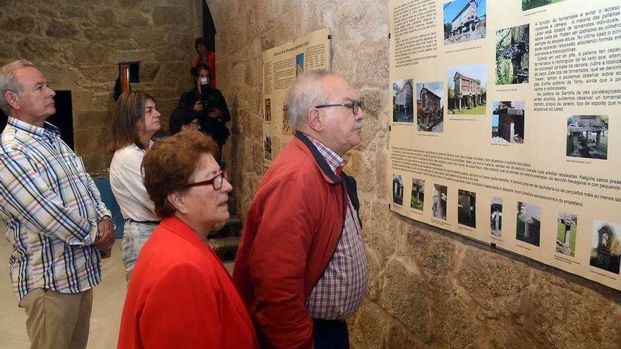 Espectadores contemplan la exposición, que puede visitarse en el monasterio de Lérez. // Rafa Vázquez
