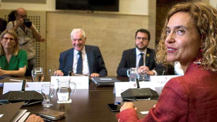 Batet, en el arranque de la reunión de la comisión bilateral. Al fondo, a la izq., Artadi y, junto a ella, Ernest Maragall y Pere Aragonès. // Efe