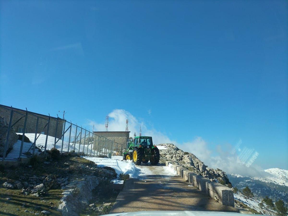 Trabajos en la cima del Puig Major