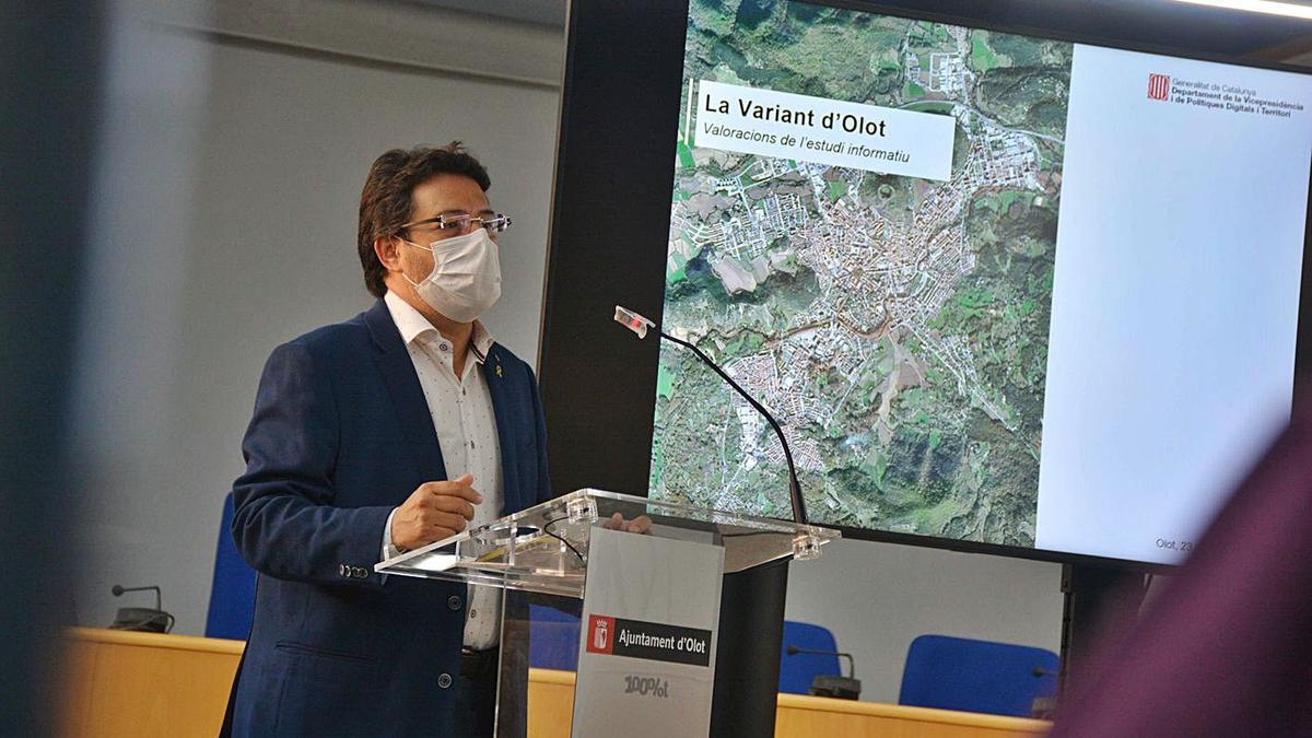 Isidre Gavín, director general de Territori, anunciant el projecte de variant escollit